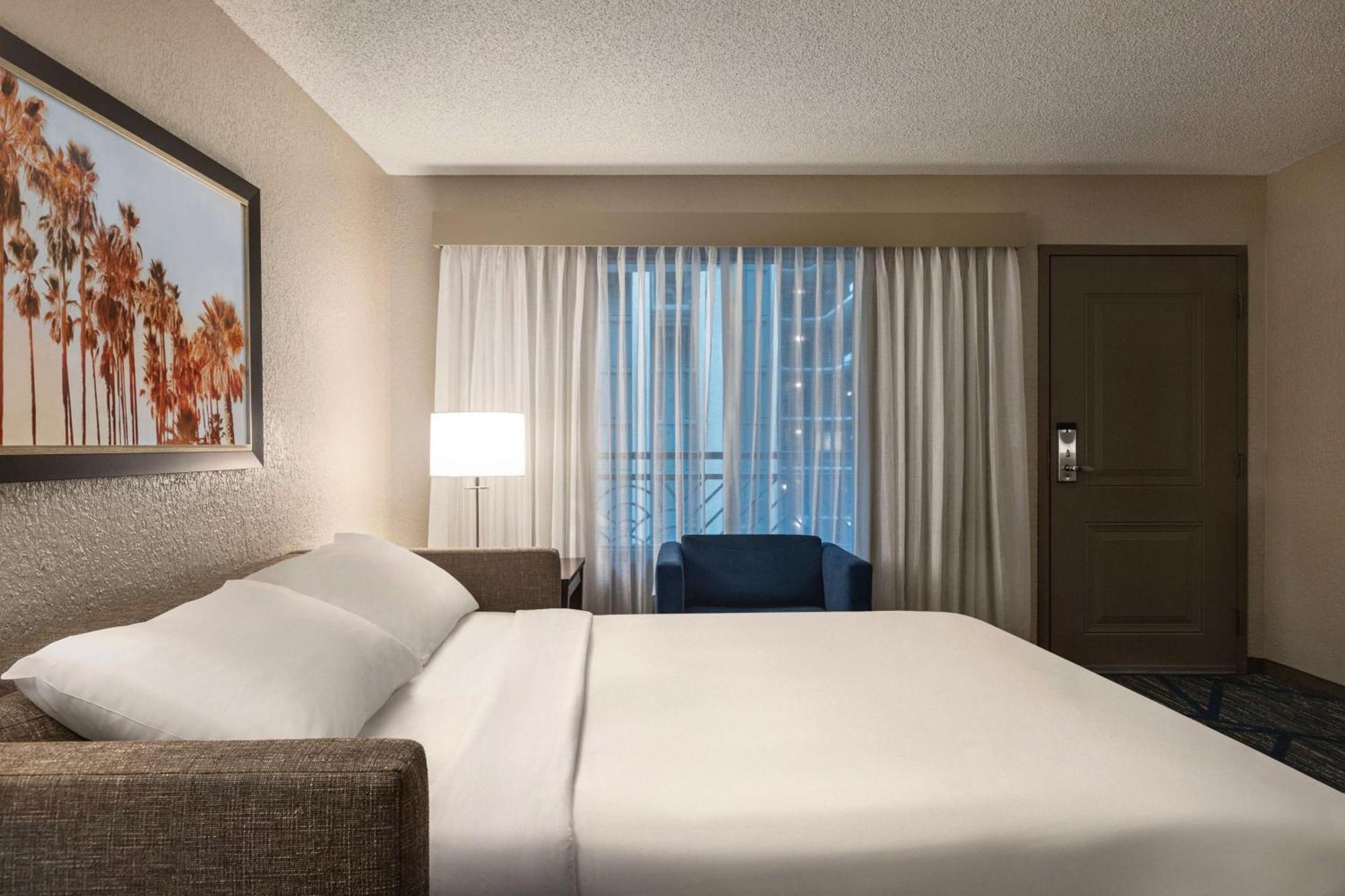 Premium King Suite Mobility or Hearing Accessible,1557459835:JPEG